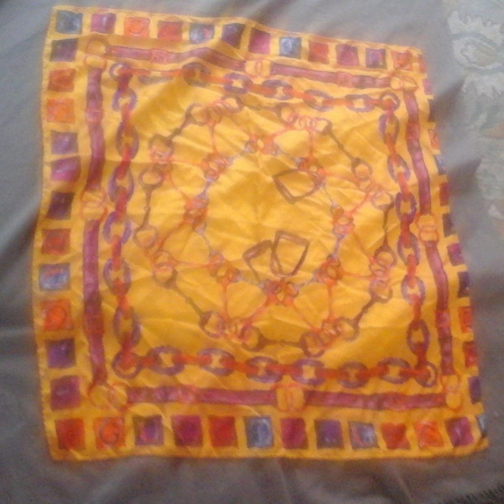 SALE! Gorgeous GUCCI vintage scarf: Vibrant!